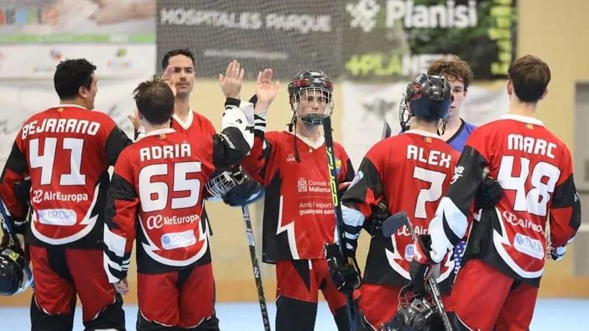 Los jugadores del Espanya celebran su victoria ante Las Rozas