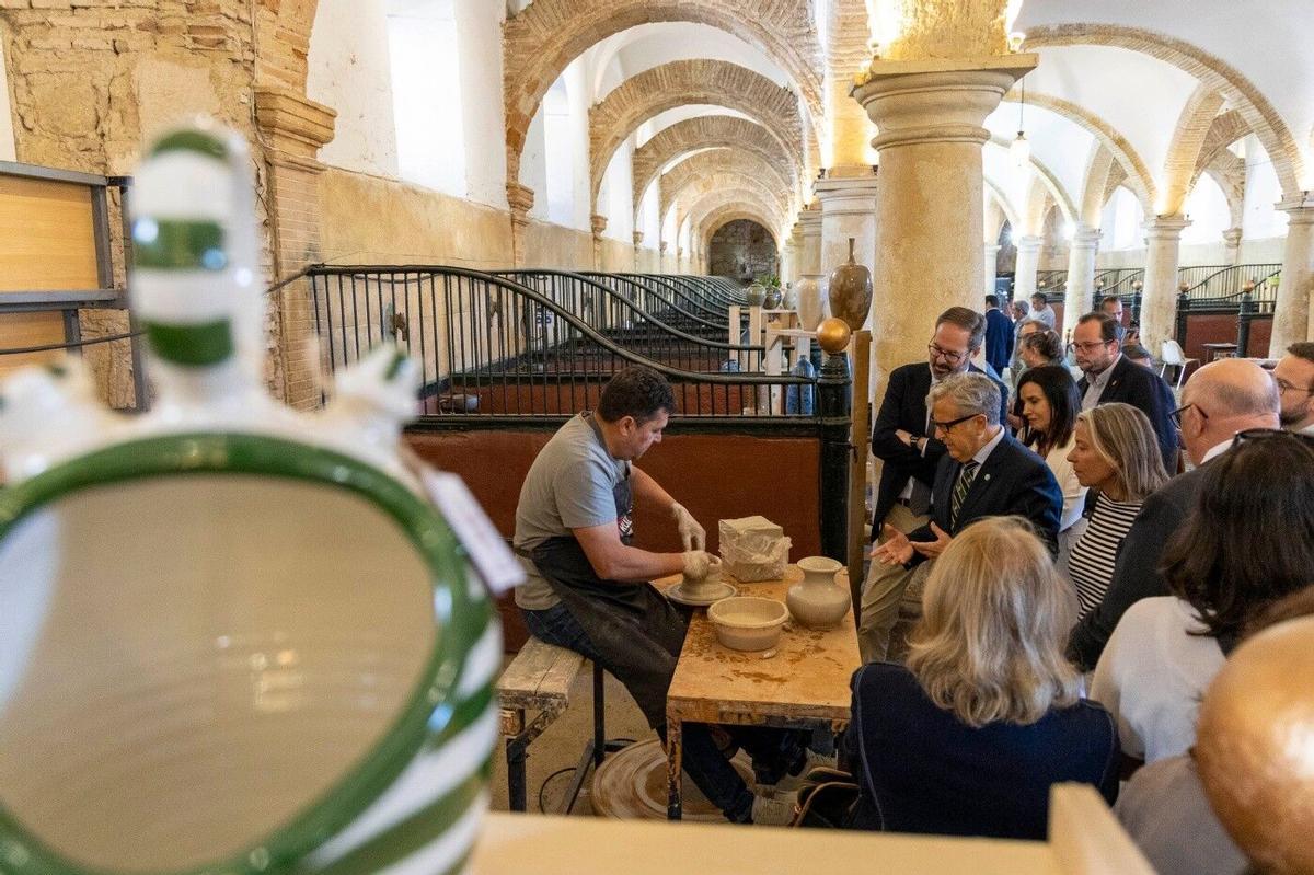 Las autoridades observan el trabajo de un alfarero de La Rambla en las Caballerizas Reales de Córdoba