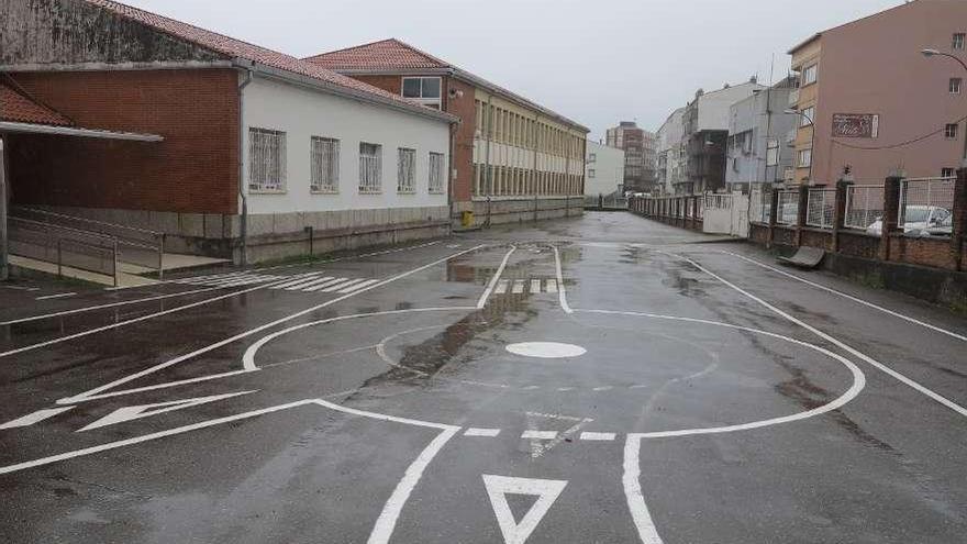 El circuito pintado en el colegio Rosalía de Castro para las clases de seguridad vial, ayer.  // Muñiz