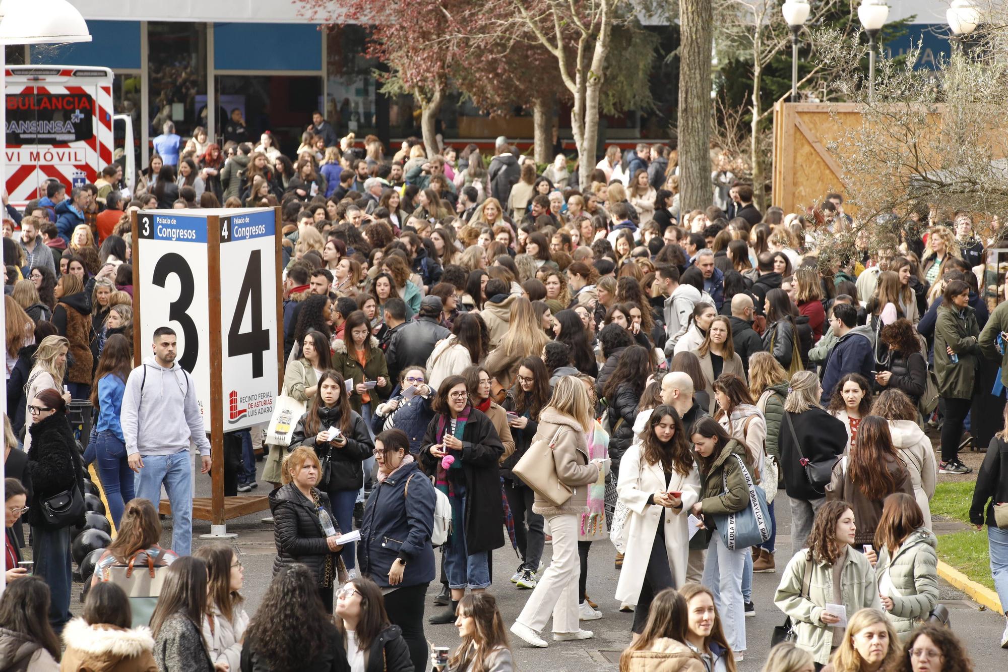 Miles de personas participan en la macrooposición de la sanidad pública asturiana.