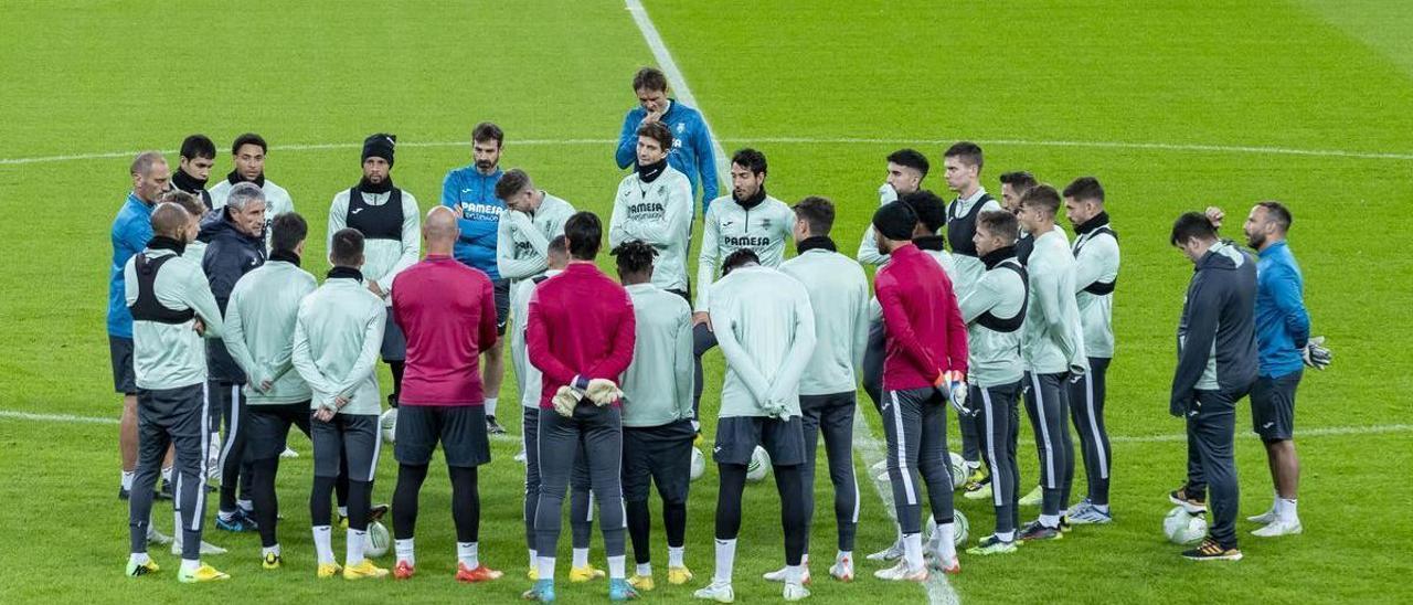 Setién, durante una charla con sus futbolistas.