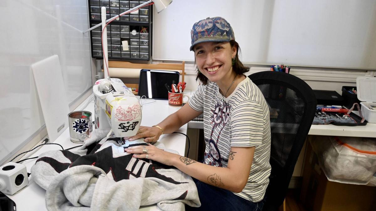 Marta Hermo en su taller, con una de sus sudaderas estampadas.