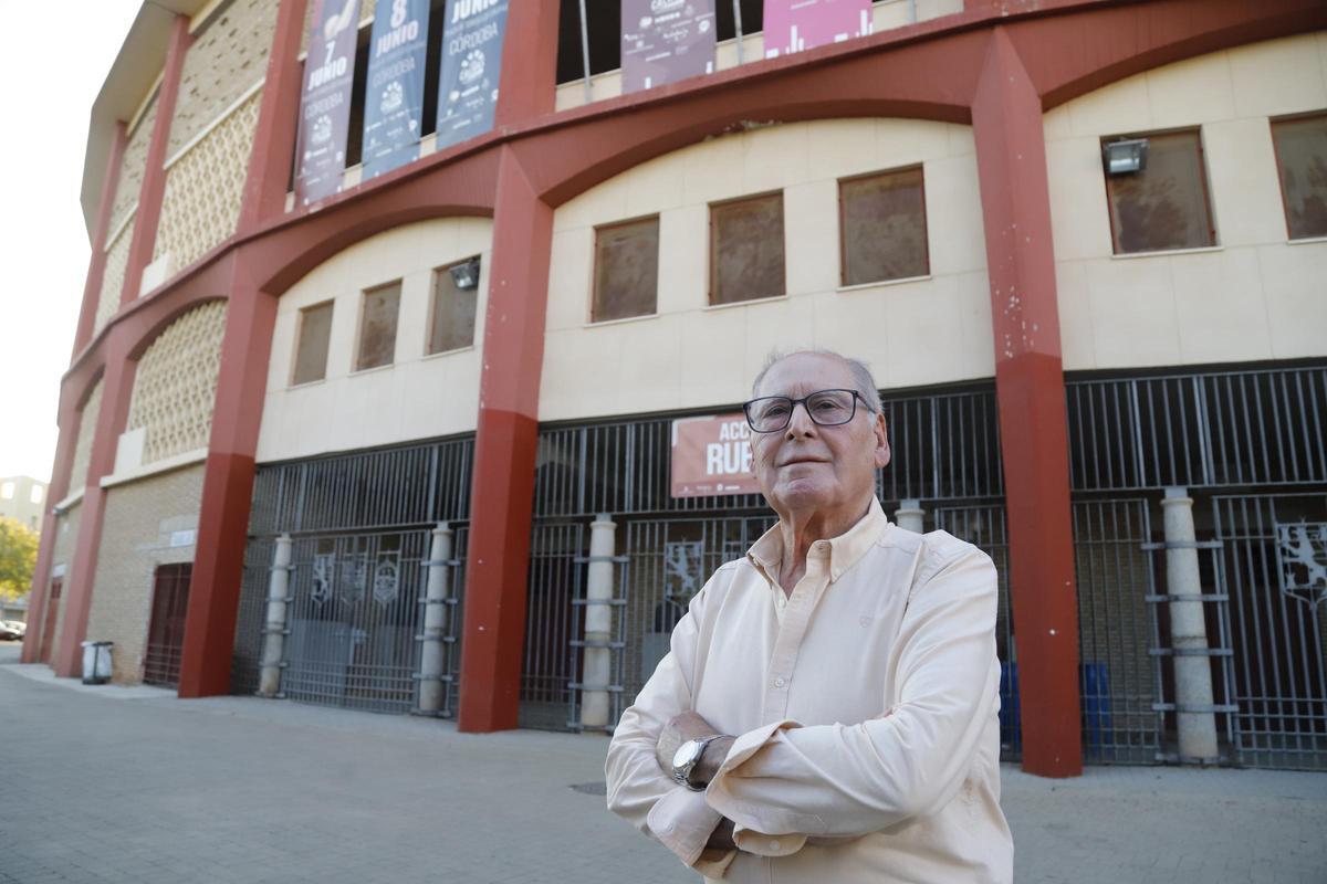 Rufino Gomera López, ante la plaza de toros de Córdoba.