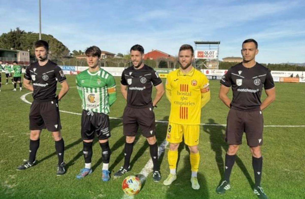 Sorteig de camp amb els capitants i els àrbitres al Municipal de Peralada