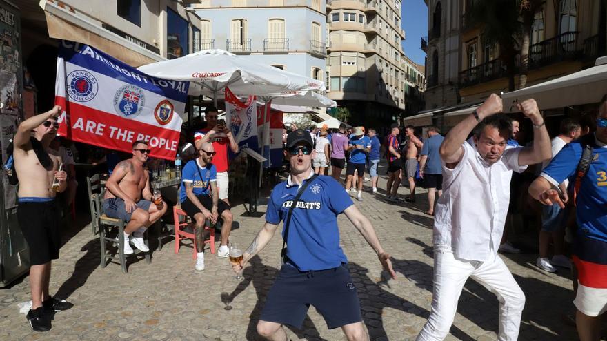 Varios aficionados del Rangers escocés, en la zona centro de la capital de la Costa del Sol. | ÁLEX ZEA