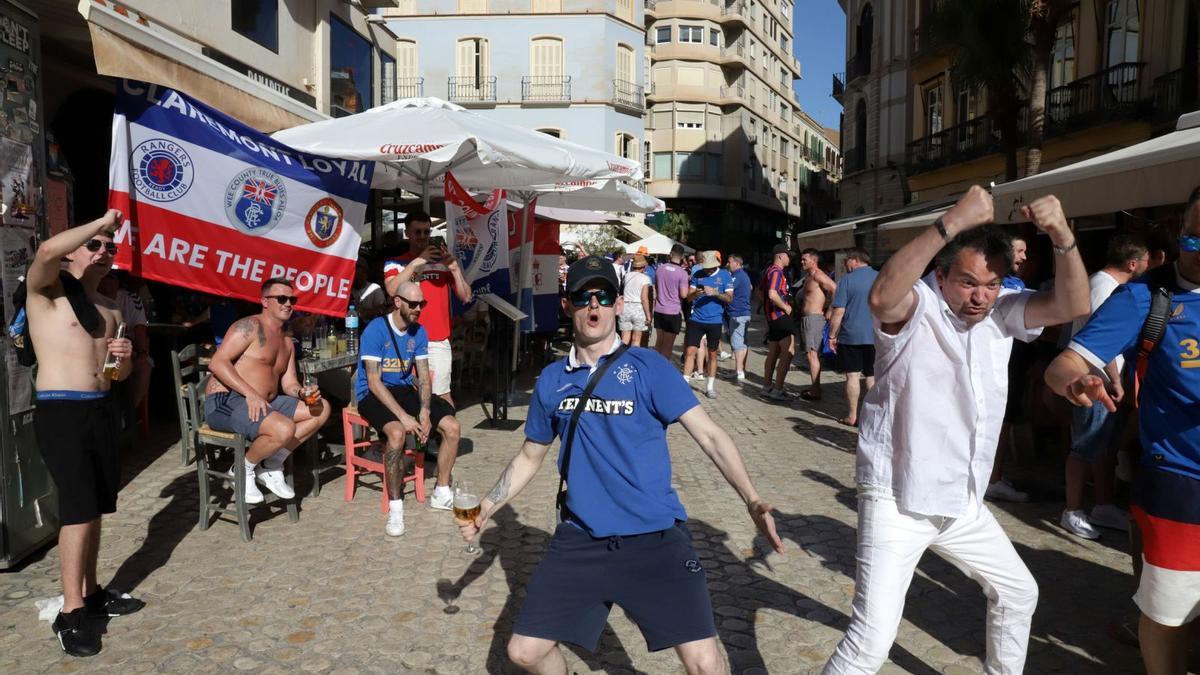 Varios aficionados del Rangers escocés, en la zona centro de la capital de la Costa del Sol. | ÁLEX ZEA