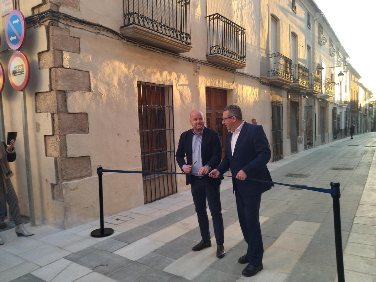 El alcalde y el presidente de la Diputación cortan la cinta de la calle Colón