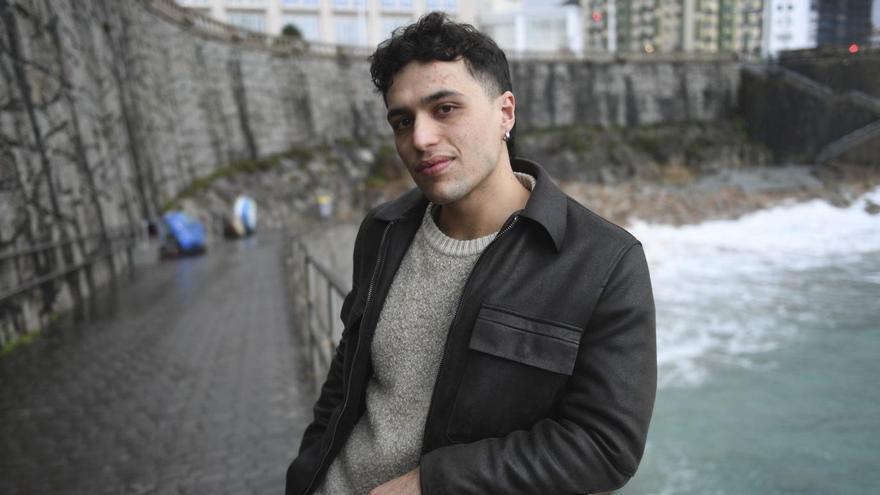 Tinho Vaamonde, coruñés de ‘Operación Triunfo’, en la playa de Matadero. |  Carlos Pardellas