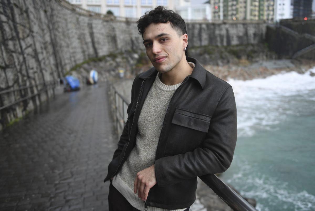 Tinho Vaamonde, coruñés de ‘Operación Triunfo’, en la playa de Matadero. |  Carlos Pardellas