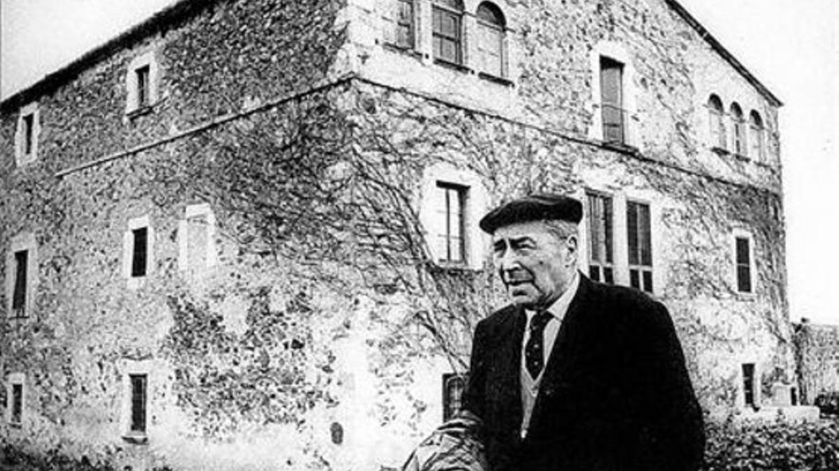 El escritor Josep Pla, delante de Mas Pla, su casa de Llofriu (Baix Empordà).