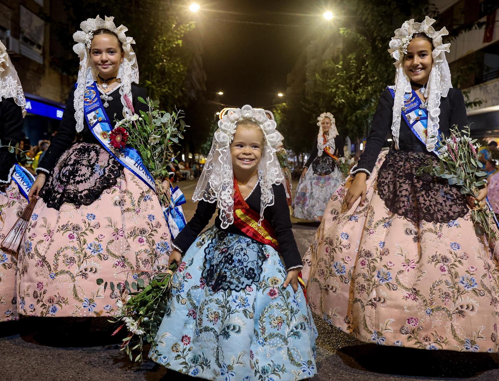 Ofrenda de flores y alimentos en honor al Cristo de la Paz por las fiestas de Sant Joan