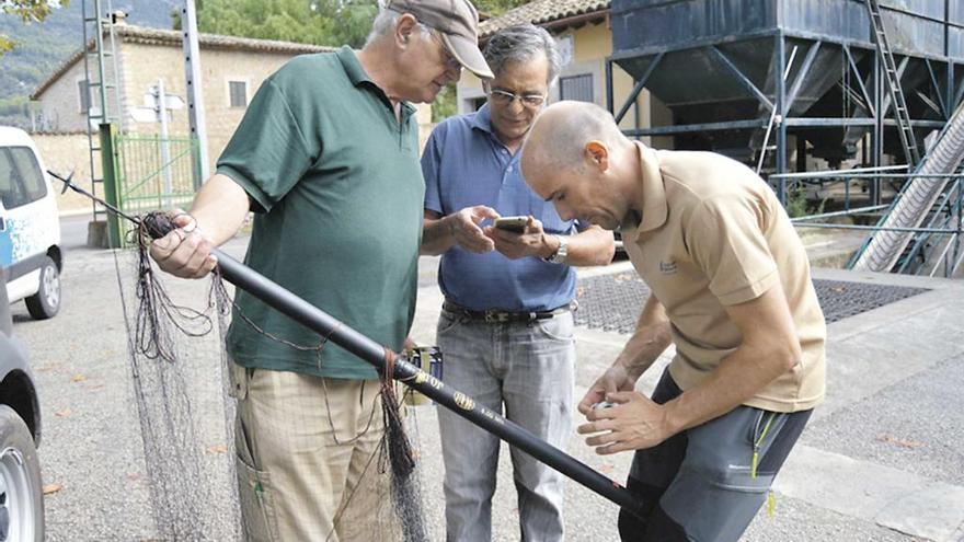 Un grupo de cazadores colocan el precinto en las redes, de acuerdo con lo establecido en la normativa vigente.