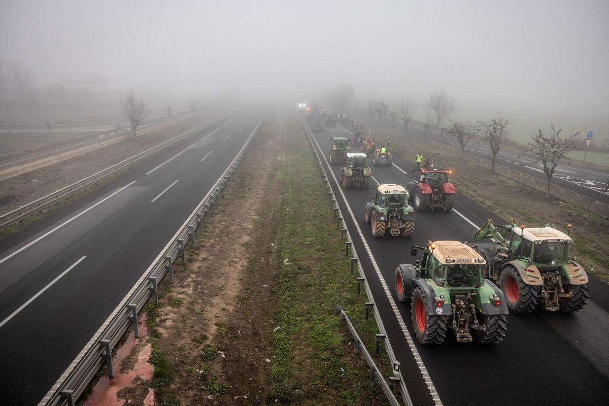 Agricultores catalanes bloquean la A-2 a la altura de Fondarella (Pla dUrgell) con sus tractores durante las protestas para pedir mejores condiciones para el sector