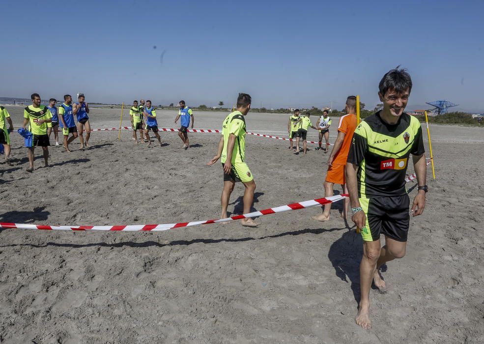 El equipo ha llevado a cabo una distendida sesión de trabajo a la orilla del mar con la única ausencia de Manuel Sánchez