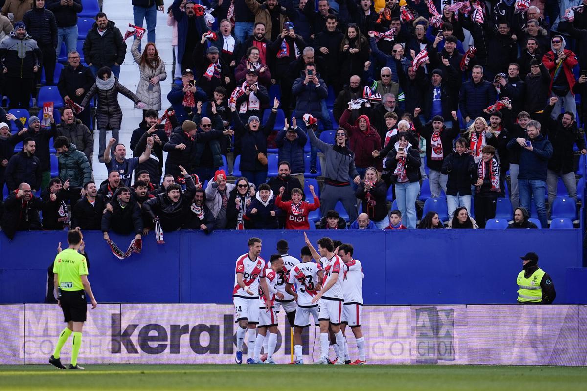 Los jugadores del Rayo celebran un gol en el Estadio de Butarque, donde ya tuvieron que jugar la temporada pasada.