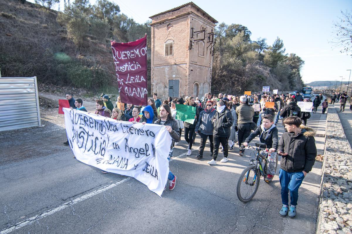 Protesta de alumnos y familiares de las gemelas de Sallent