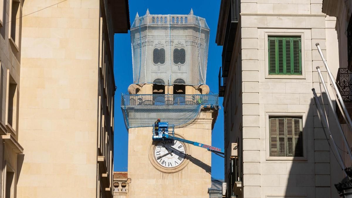 Trabajadores en la torre del reloj del Ayuntamiento, este jueves en las tareas de emergencia tras la caída de un cascote