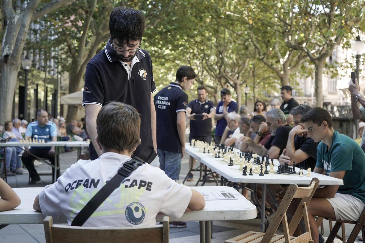 Simultànies d'escacs al passeig de Manresa Simultànies d'escacs al passeig de Manresa