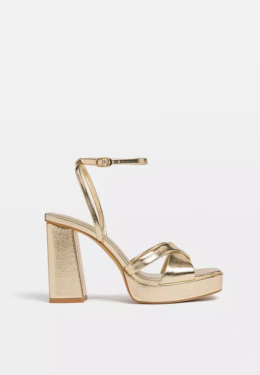 Sandalias de plataforma en tono dorado de Stradivarius