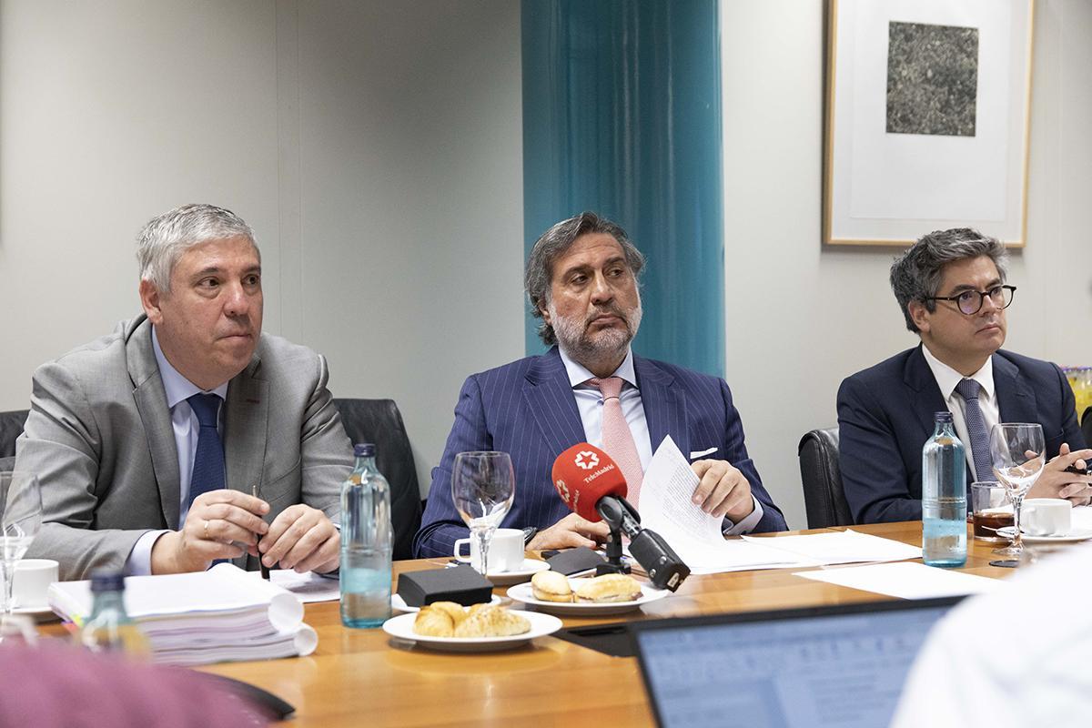 De izquierda a derecha: José Vicente de los Mozos, presidente del Comité Ejecutivo de IFEMA Madrid; Ángel Asensio, presidente de la Junta Rectora, y Daniel Martínez, vicepresidente ejecutivo