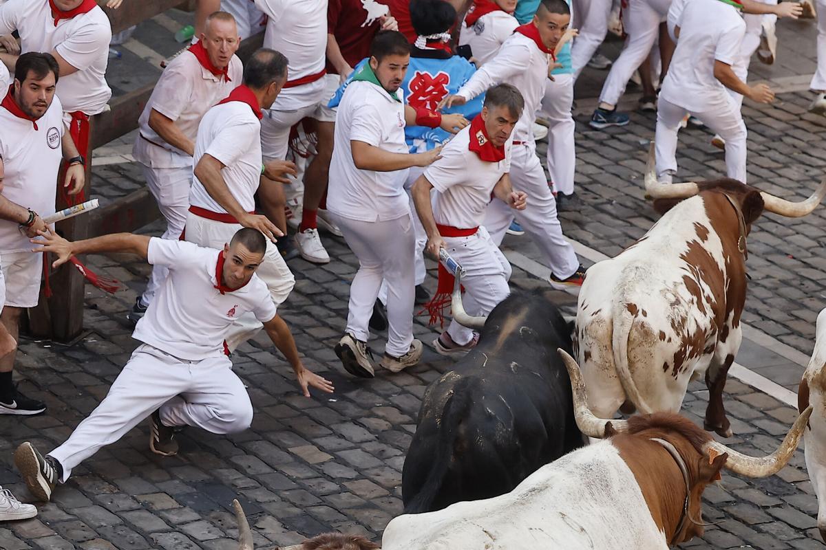 Los toros de Fuente Ymbro protagonizan un rápido y masificado primer encierro.