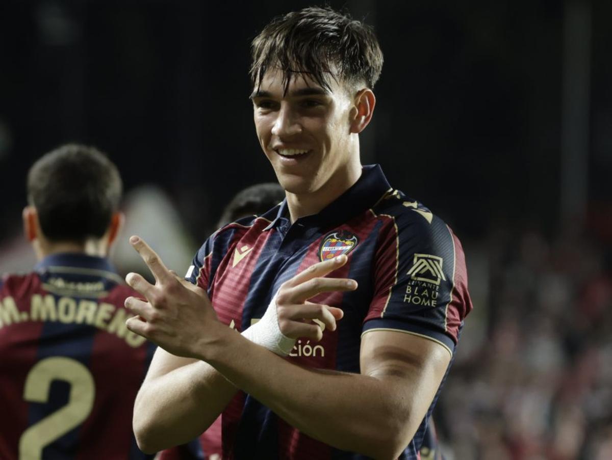 Carlos Espí, celebrando su gol ayer en Vallecas. | EFE