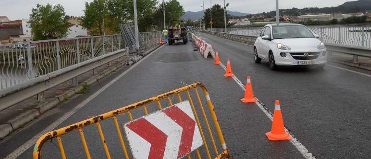 Uno de los carriles del puente permanece cortado. // Noé Parga