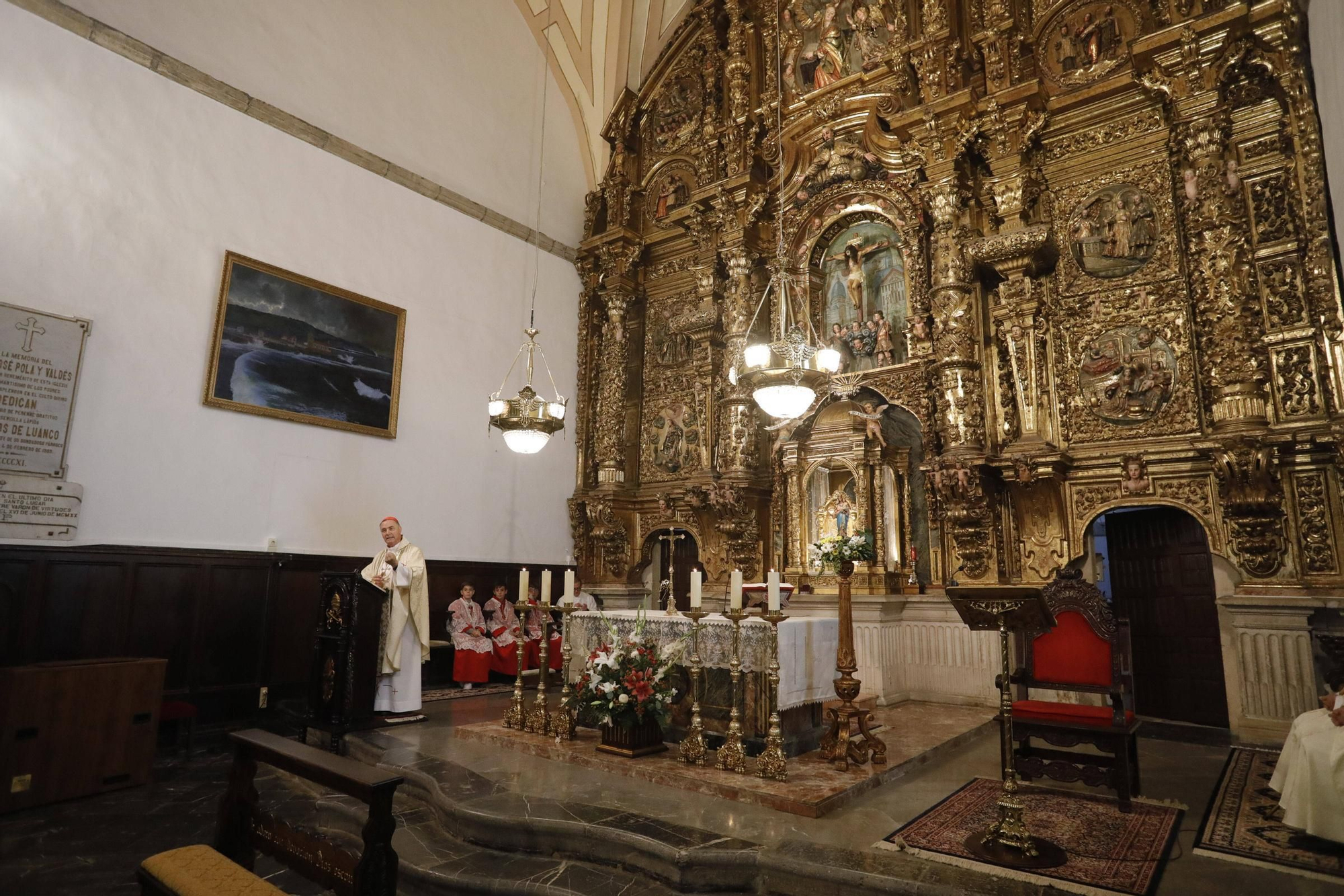 El cardenal Ángel Fernández Artime oficia la primera misa cardenalicia de Gozón en el día de Todos los Santos en la parroquia de Santa María de Luanco