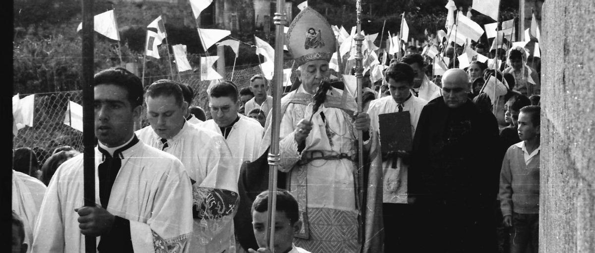 Bendición da igrexa do Carme en 1961 polo cardeal Quiroga Palacios. Foto de Amador Montenegro. | AC NÓS