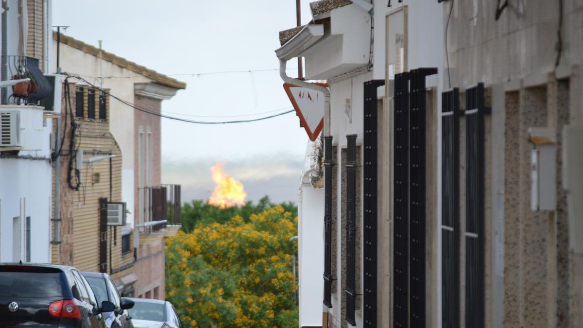 La columna de fuego se encuentra a unos 400 metros del casco urbano de Fuente Carreteros.