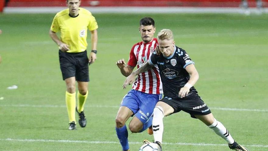 Sergio Gil conduce el balón ante la presión de Sergio Álvarez.