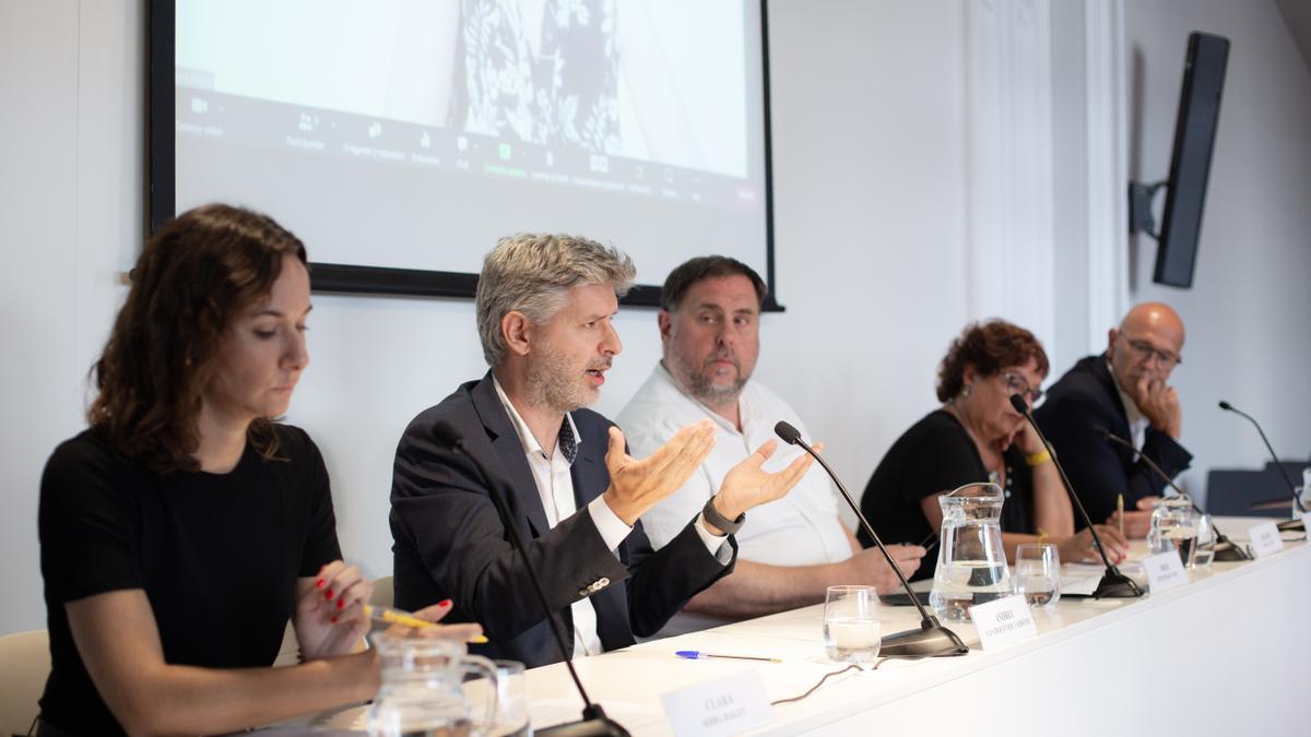 Los abogados Andreu Van den Eynde y Clara Serra junto al líder de ERC, Oriol Junqueras, y los 'exconsellers' Dolors Bassa y Raül Romeva, durante la rueda de prensa en la que han anunciado sus recursos al TEDH.