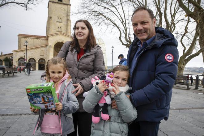 En imágenes: los niños de Gijón disfrutan de los regalos de los Reyes Magos.