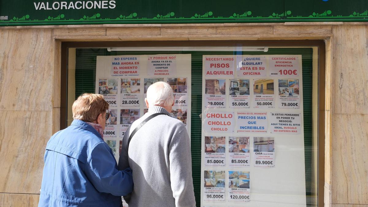 El escaparate de una inmobiliaria en Elda.