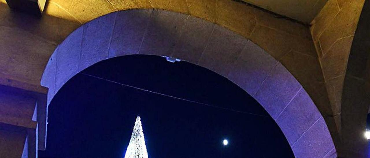 El árbol de Navidad en la Praza da Ferrería el año pasado. |   // G.S.