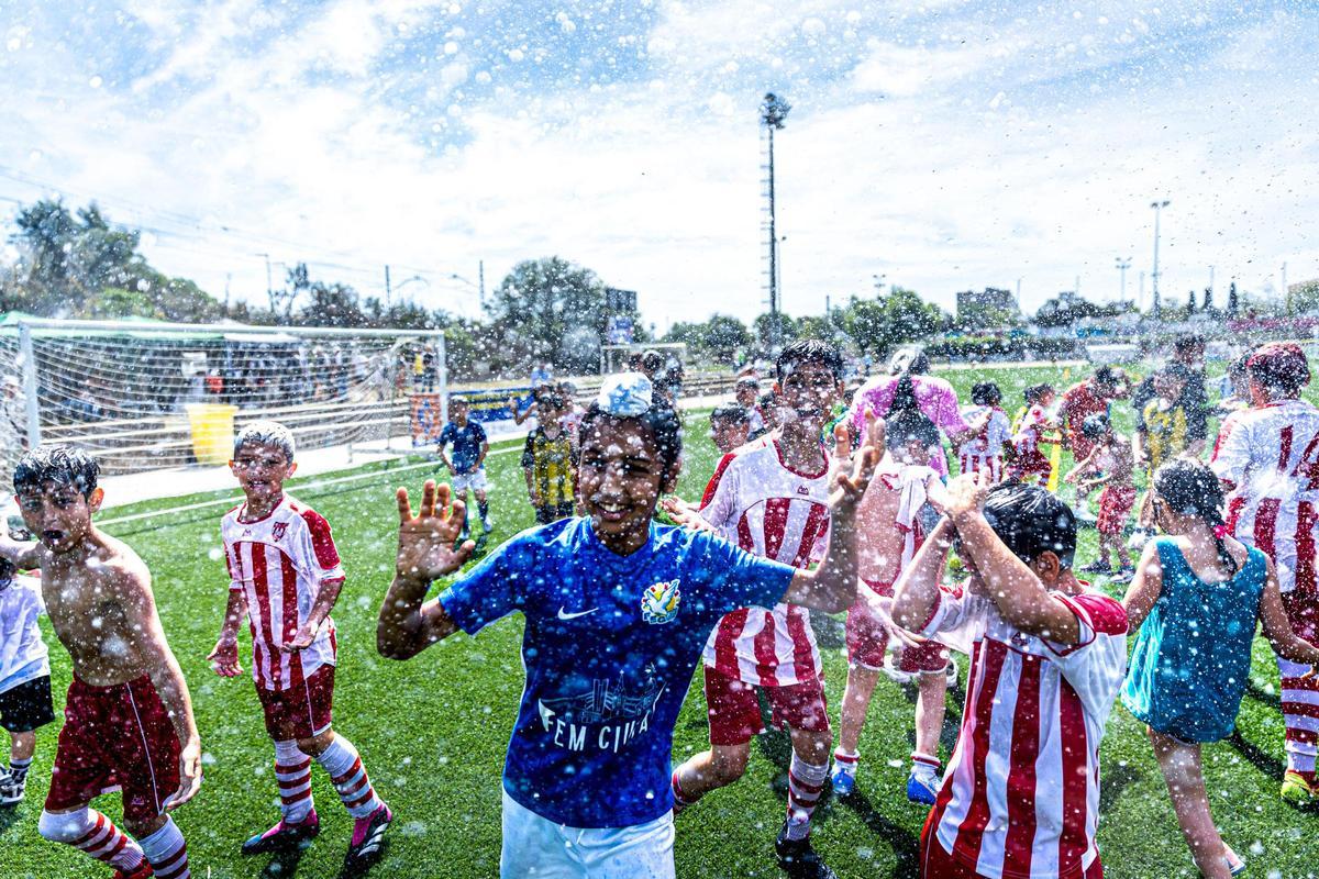 La Mina celebra su primera Champions infantil