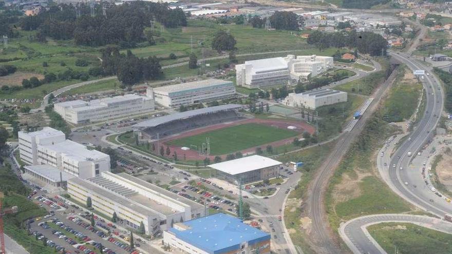 Vista aérea de los centros e instalaciones del campus universitario de Elviña.