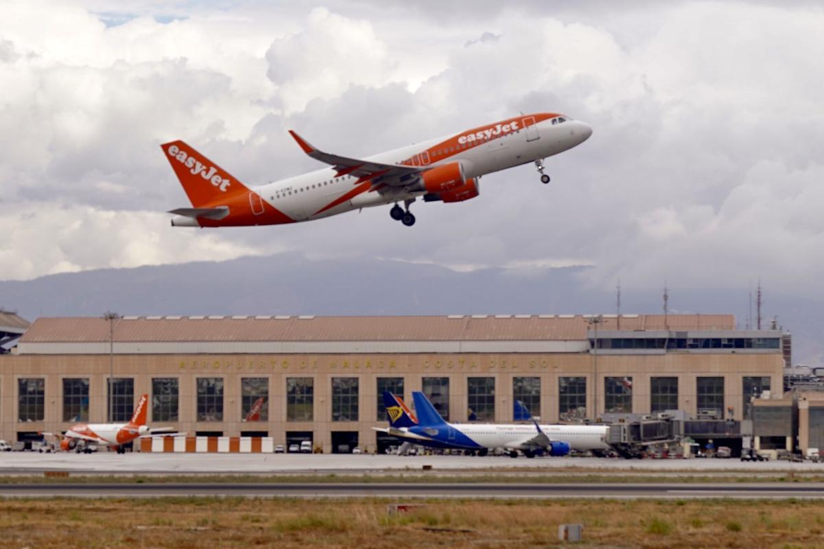MLG 29-09-2025.- Varios aviones salen del aeropuerto de Málaga