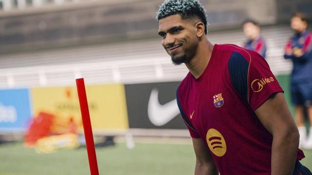 Araujo, en un entrenament del Barça durant la pretemporada.  | MARC GRAUPERA.