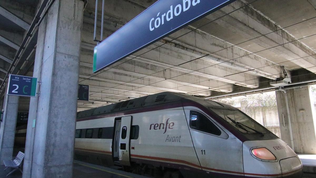 Un tren Avant de Renfe en la estación de Córdoba.