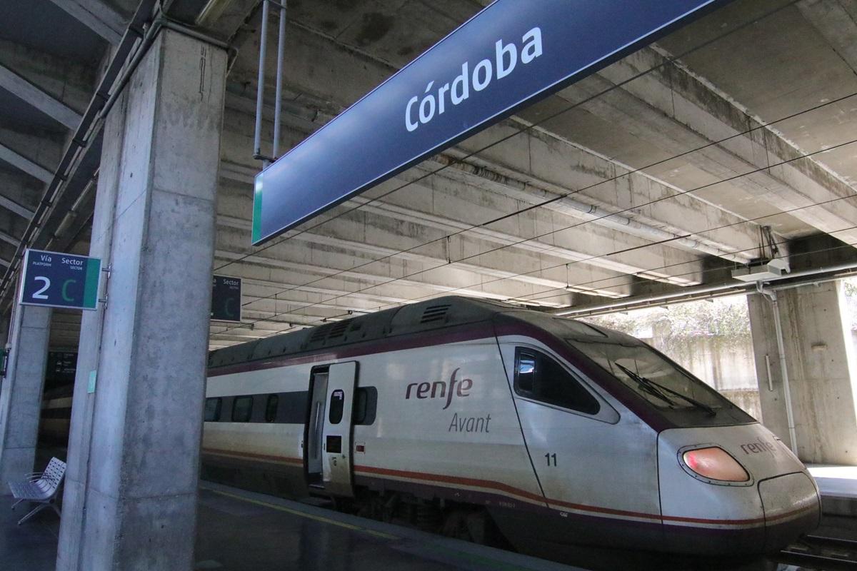 Un tren Avant de Renfe en la estación de Córdoba.