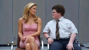 Anunci de Bar Refaeli besant un ’nerd’.