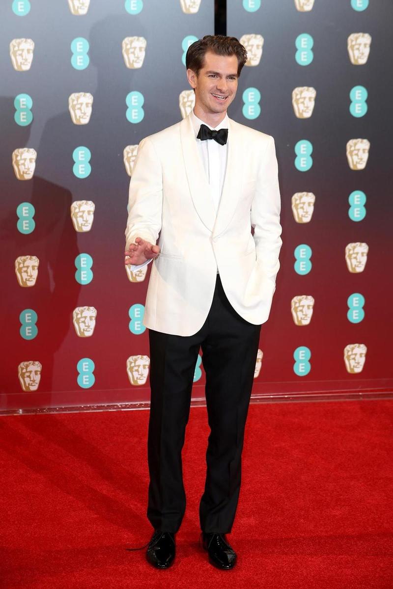 BAFTA 2017: Andrew Garfield, de Burberry en la alfombra roja