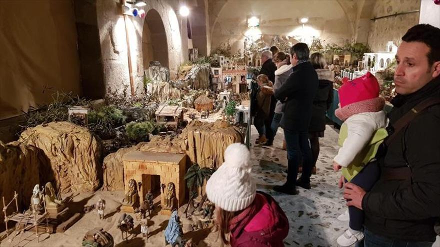 La plaza Mayor acoge tres belenes que pueden visitarse esta Navidad