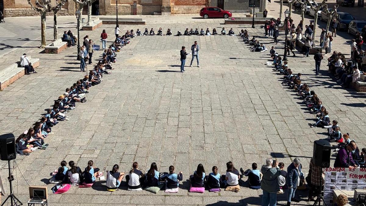 Los alumnos del Amor de Dios transforman la Plaza Mayor de Toro en una biblioteca al aire libre