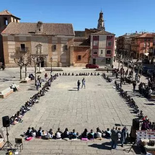 Los alumnos del Amor de Dios transforman la Plaza Mayor de Toro en una biblioteca al aire libre