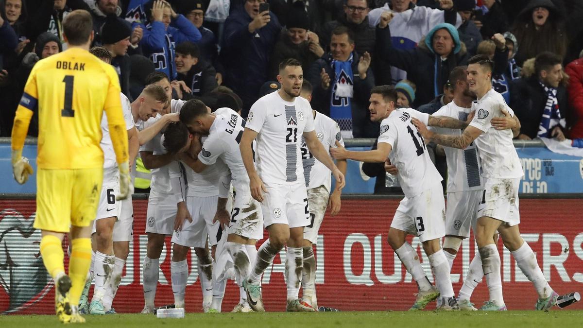 Los jugadores de Eslovenia, con Jan Oblak en primer término, celebran el gol de Benjamin Verbic a Kazajistán.