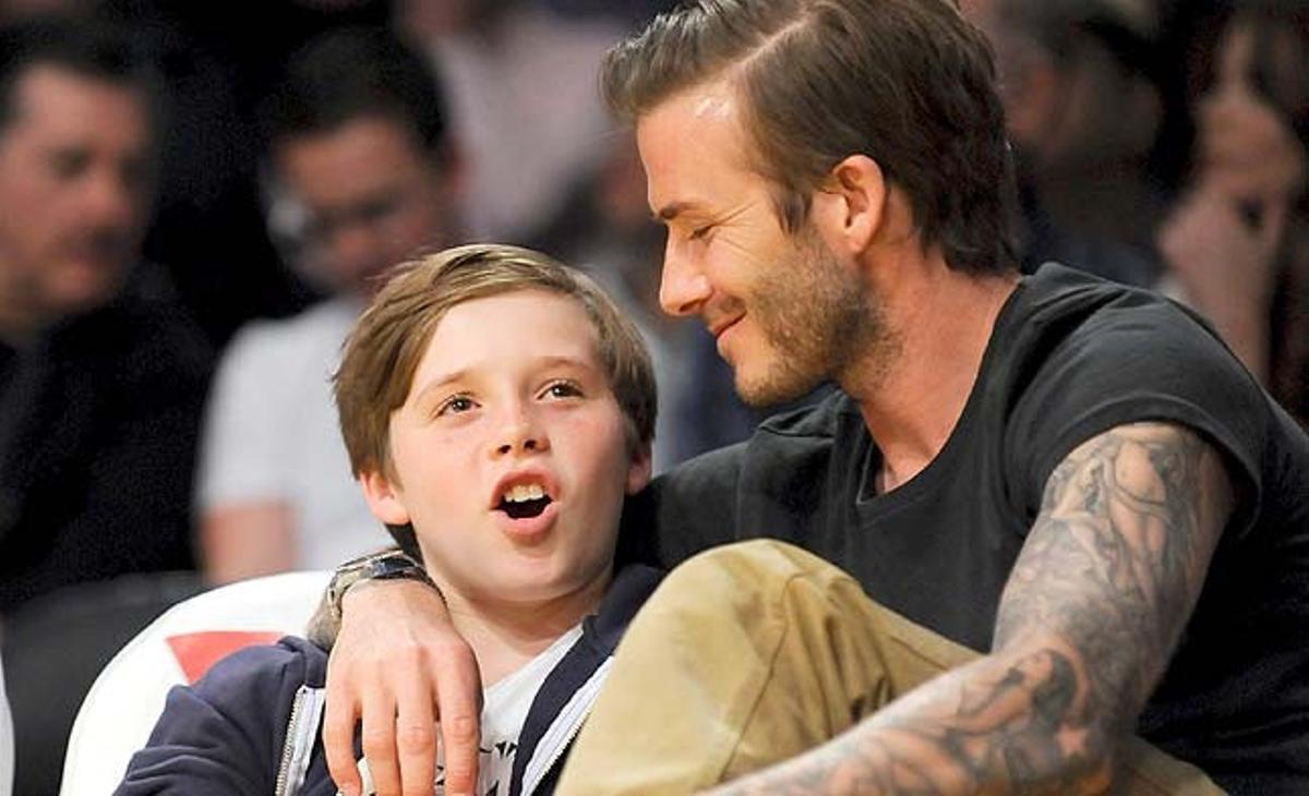 El futbolista David Beckham, amb el el seu fill Brooklyn, durant el partit de la NBA que van disputar els Lakers i els Hornets de Nova Orleans, a l’Staples Center, de Los Angeles (Estats Units).