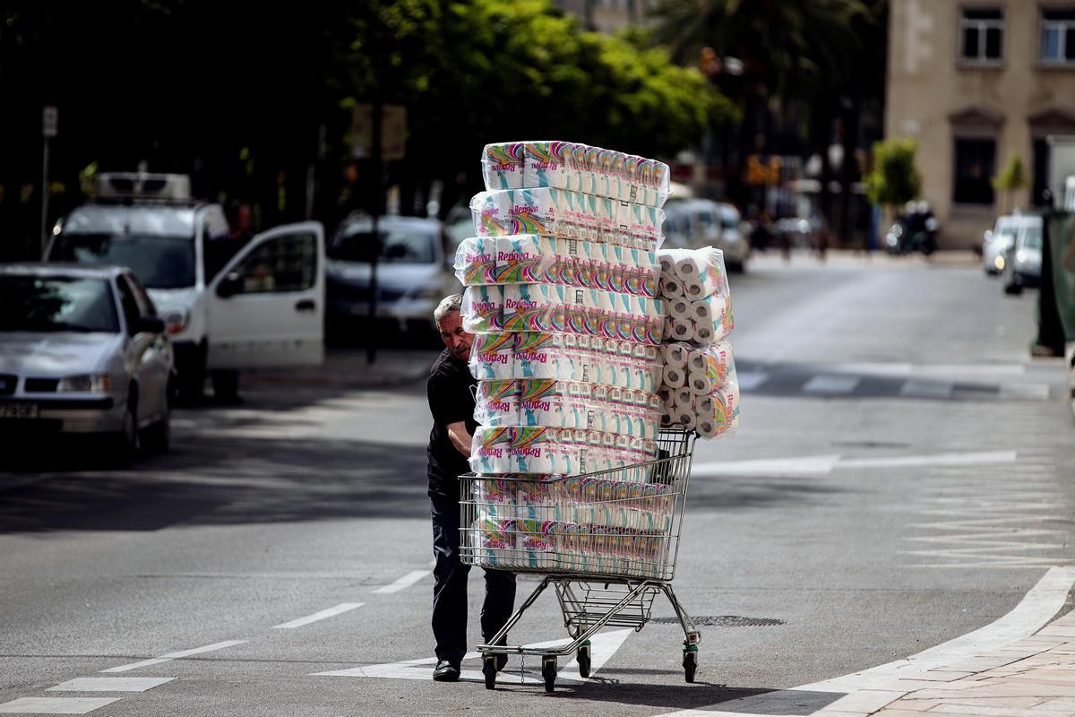 Una persona comprando papel higiénico.