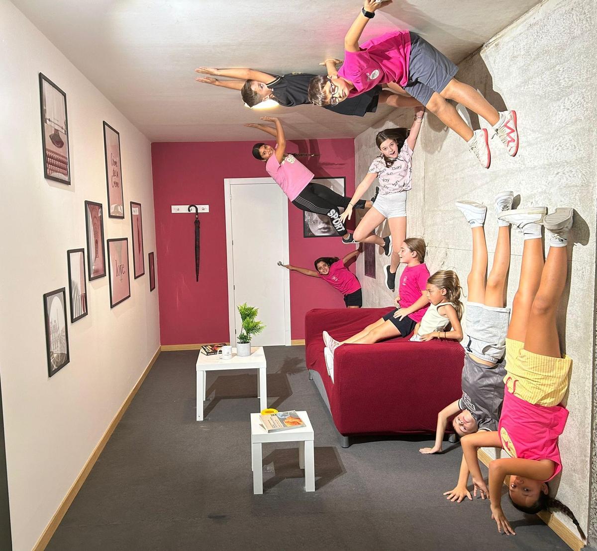 Imagen de un grupo de niños y niñas disfrutando del Museo Mundo de las Ilusiones de Valencia.